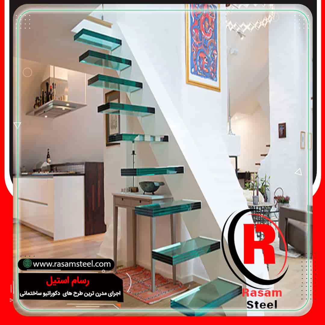 راه پله شیشه ای کم جا کنار دیوار