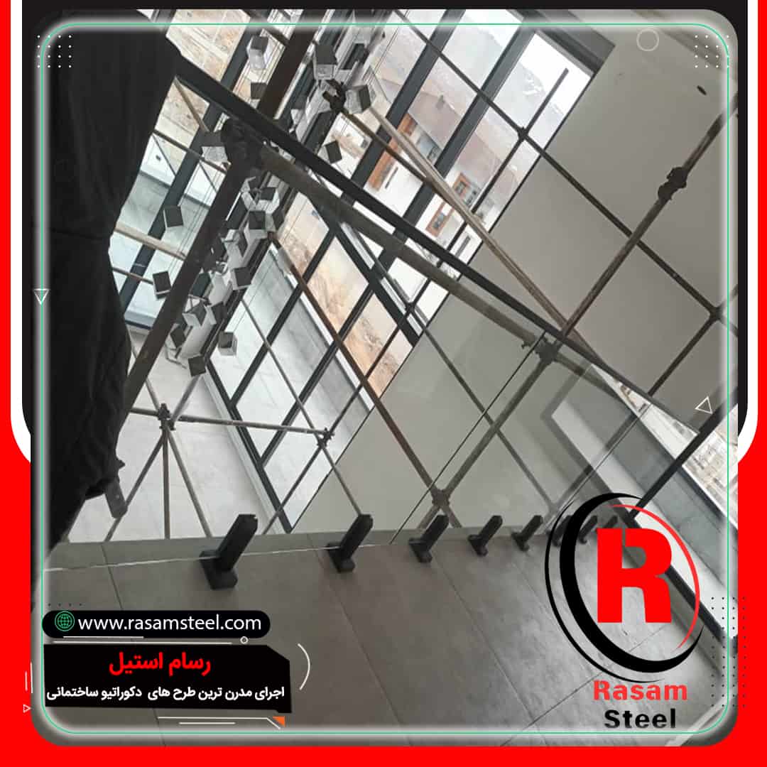 اجرای نرده شیشه‌ای اسپیگات در فضا