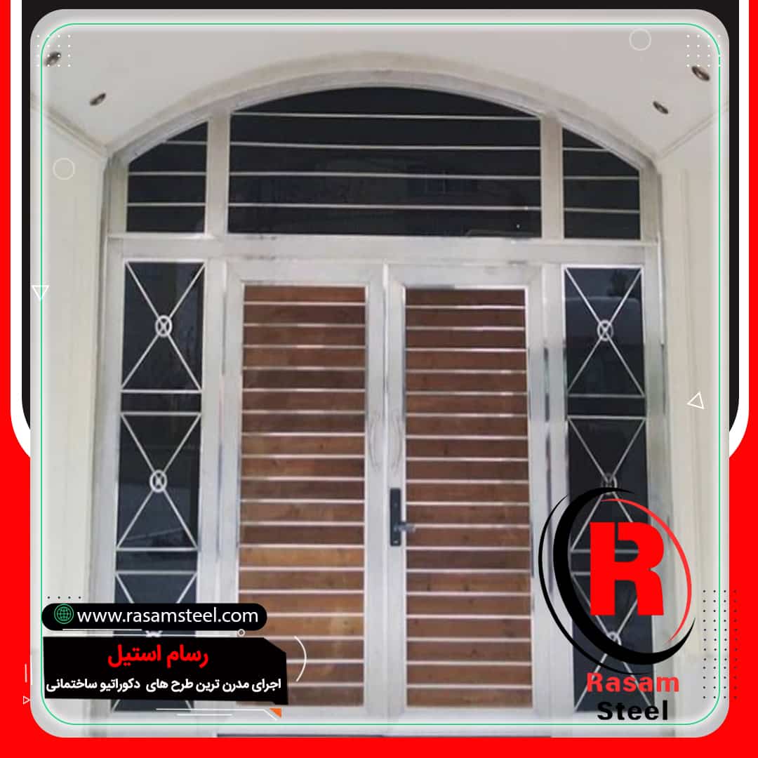 درب استیل کتیبه‌دار سفارت عمان