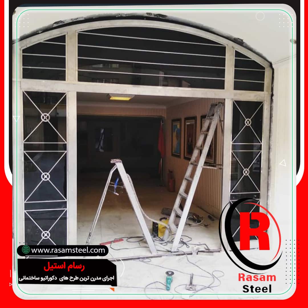 نمای دیگر درب استیل کتیبه‌دار