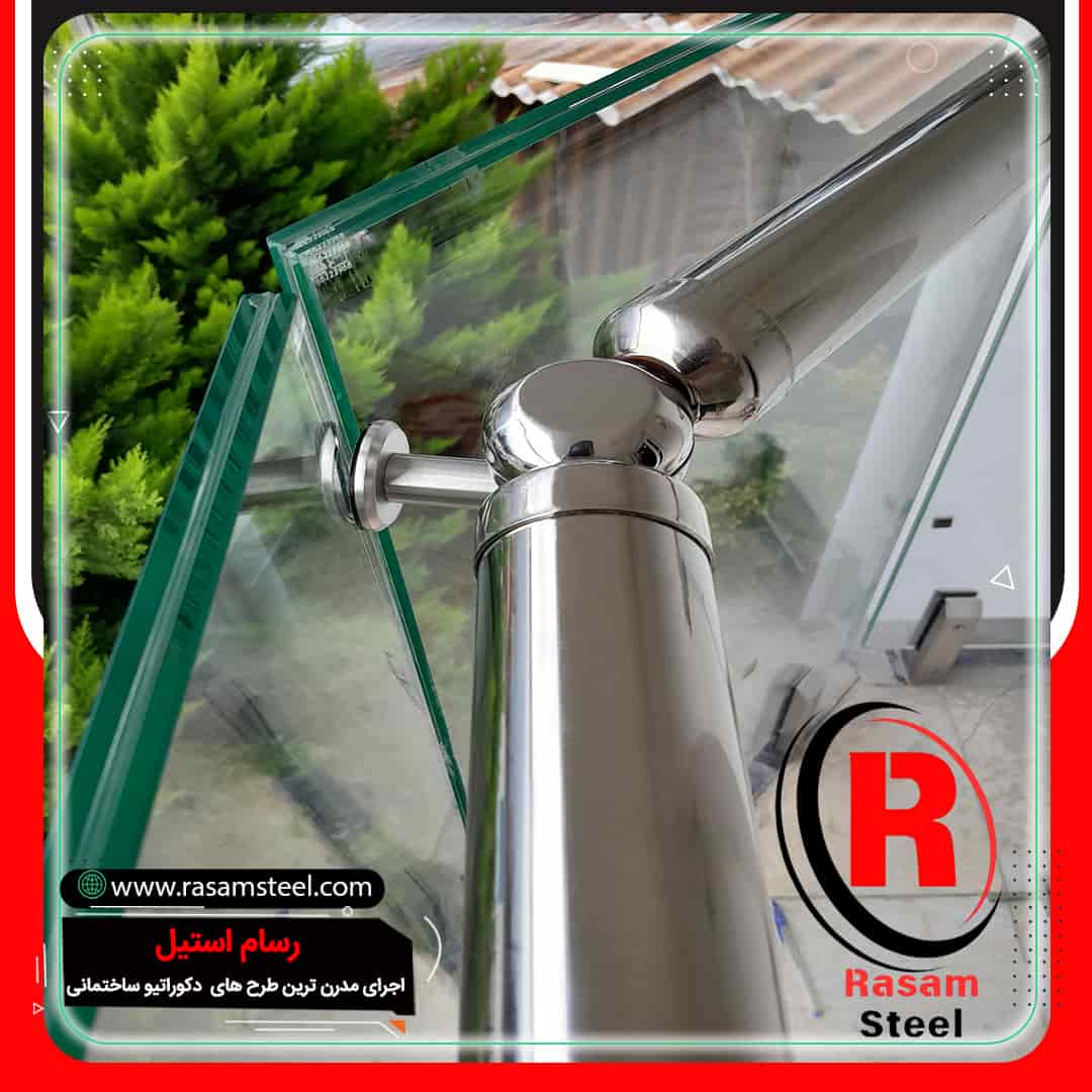 نمای دیگر از پله اکسپوز و نرده شیشه‌ای